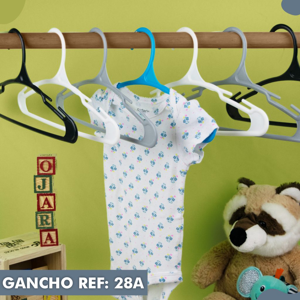 5 tips para organizar la ropa de bebé con ganchos de ropa - Ojara